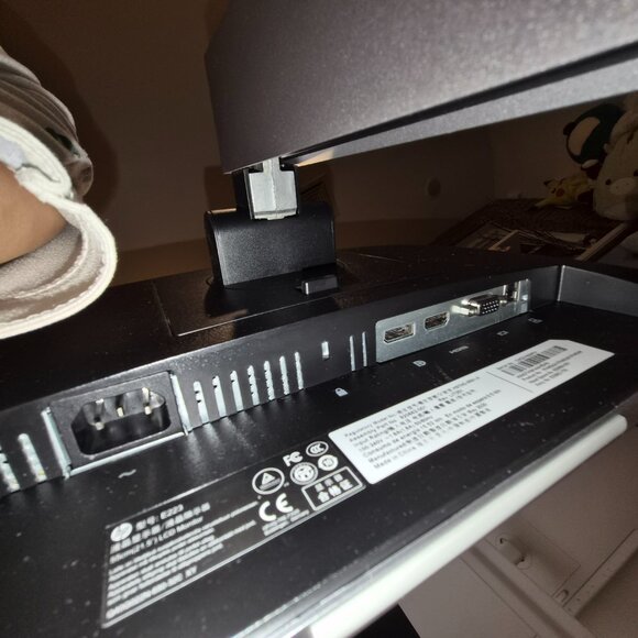 HP EliteDisplay E243i 24-inch monitor - Picture 7 of 15